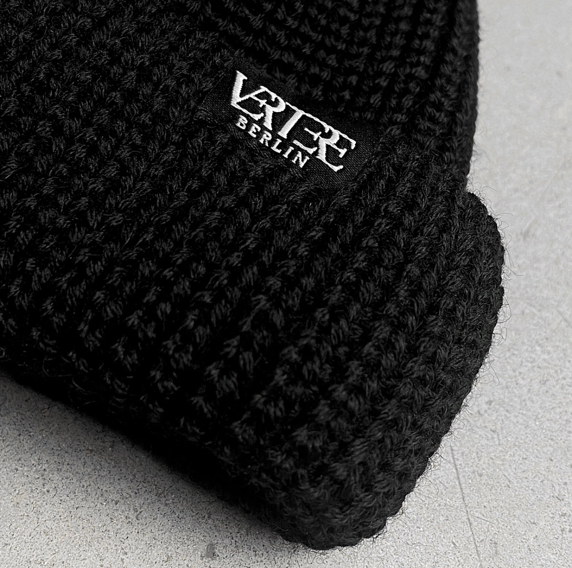 SHORT WOOL BEANIE FUSE - BLACK