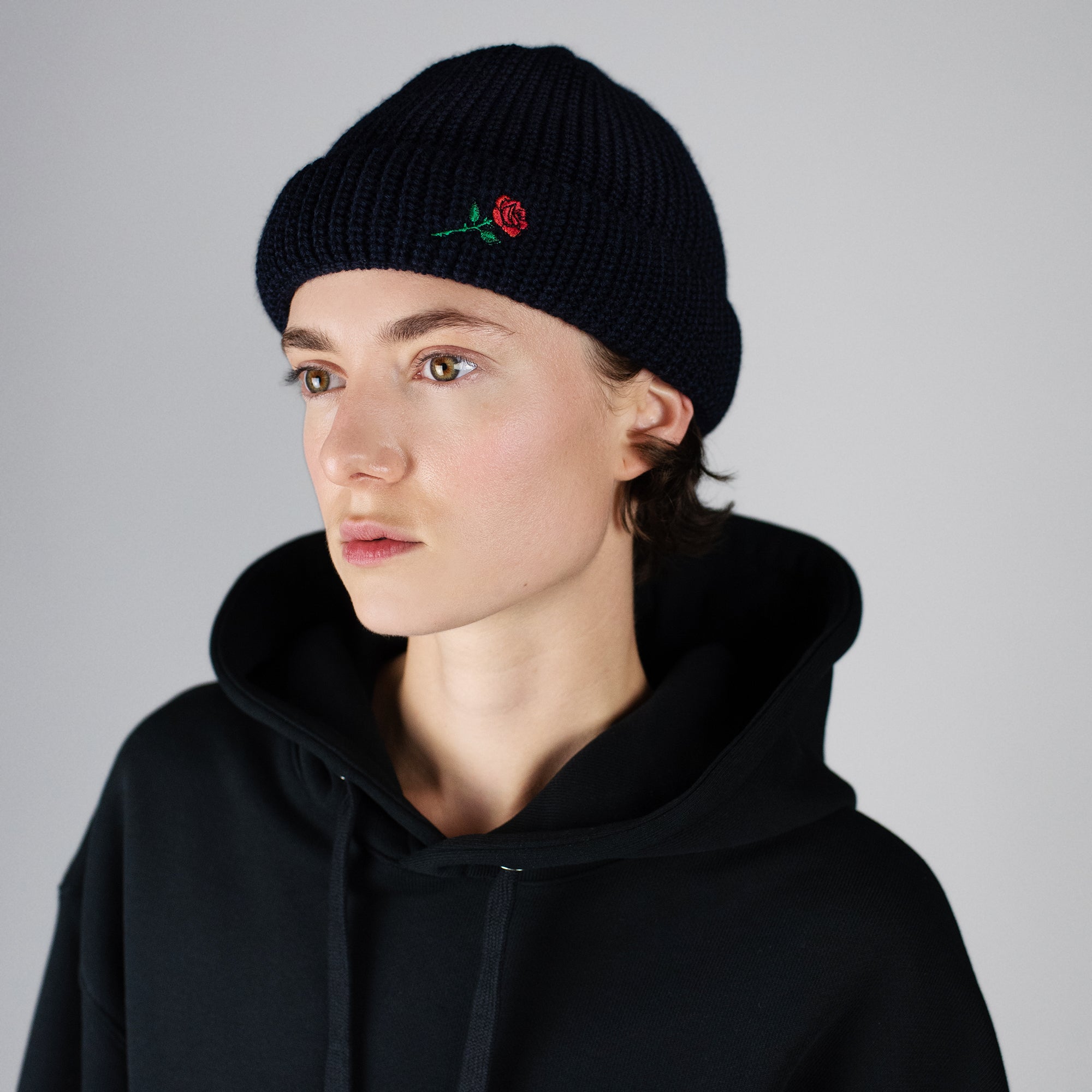 SHORT WOOL BEANIE ROSE EMBROIDERY - NAVY